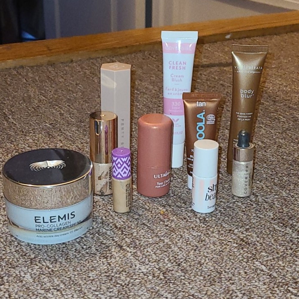 Mix makeup bundle comes with a bag